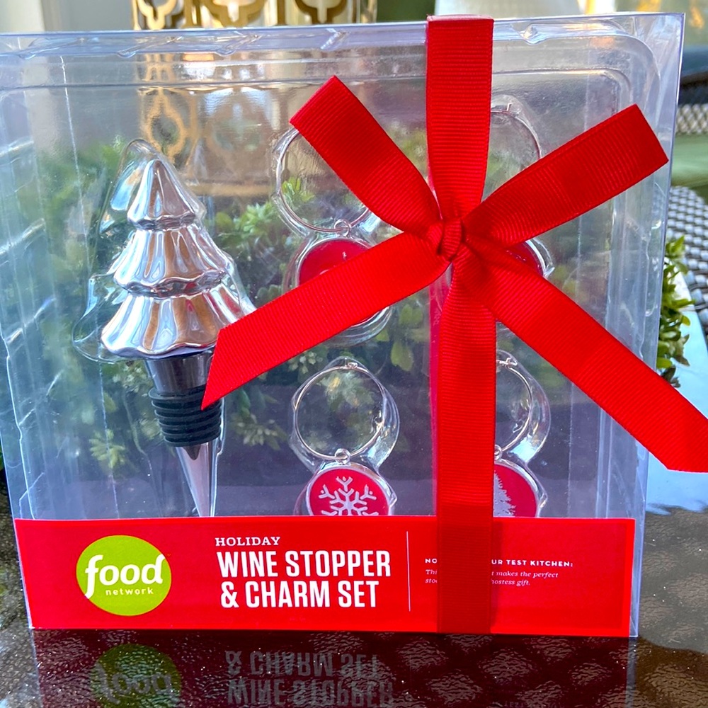Holiday wine stopper w four charms for wine glasses.